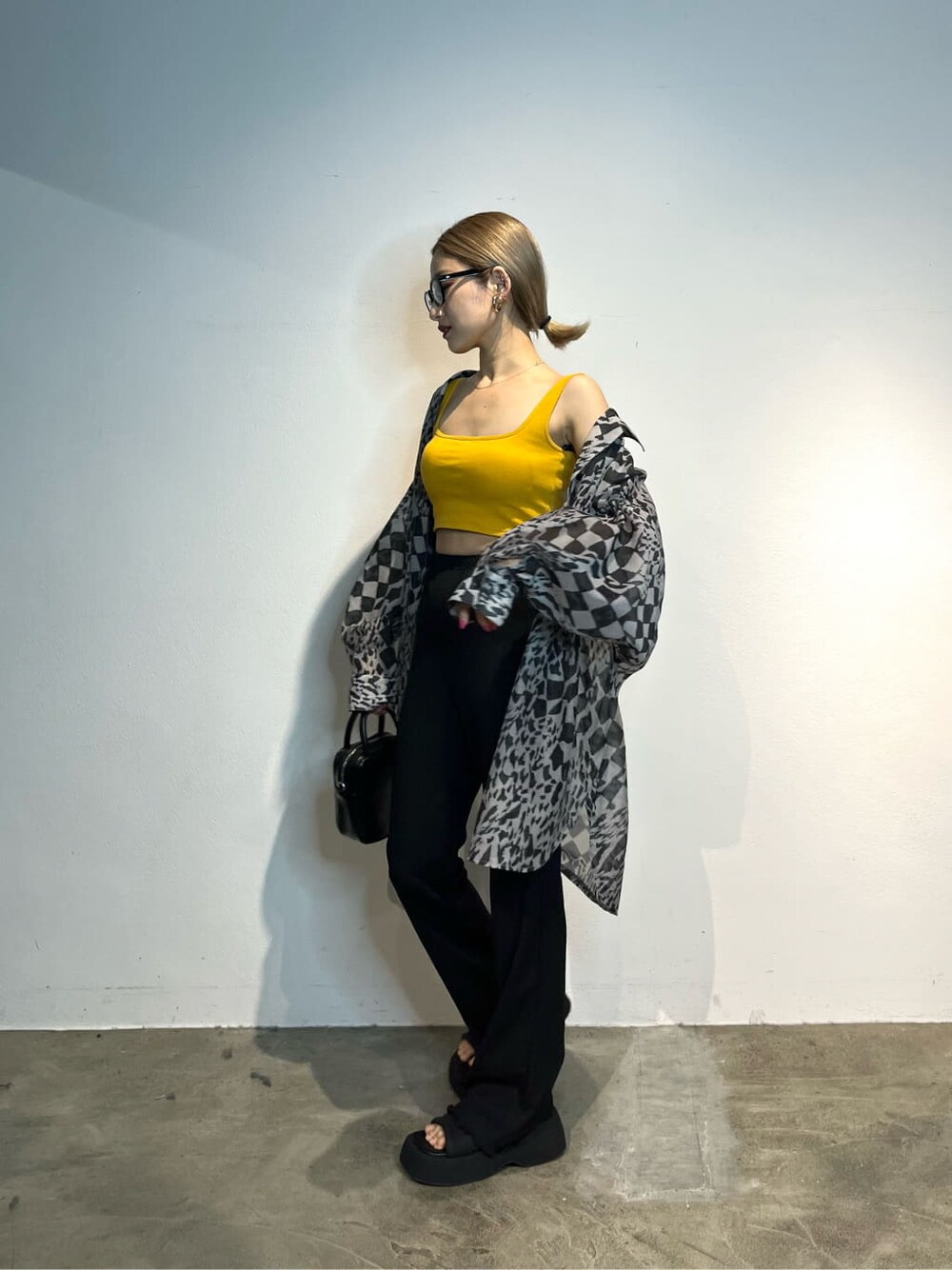 ブラック系のその他パンツ、その他のシャツ/ブラウス、ブラック系のショルダーバッグを着用したレディースの春コーディネートの2枚目の写真