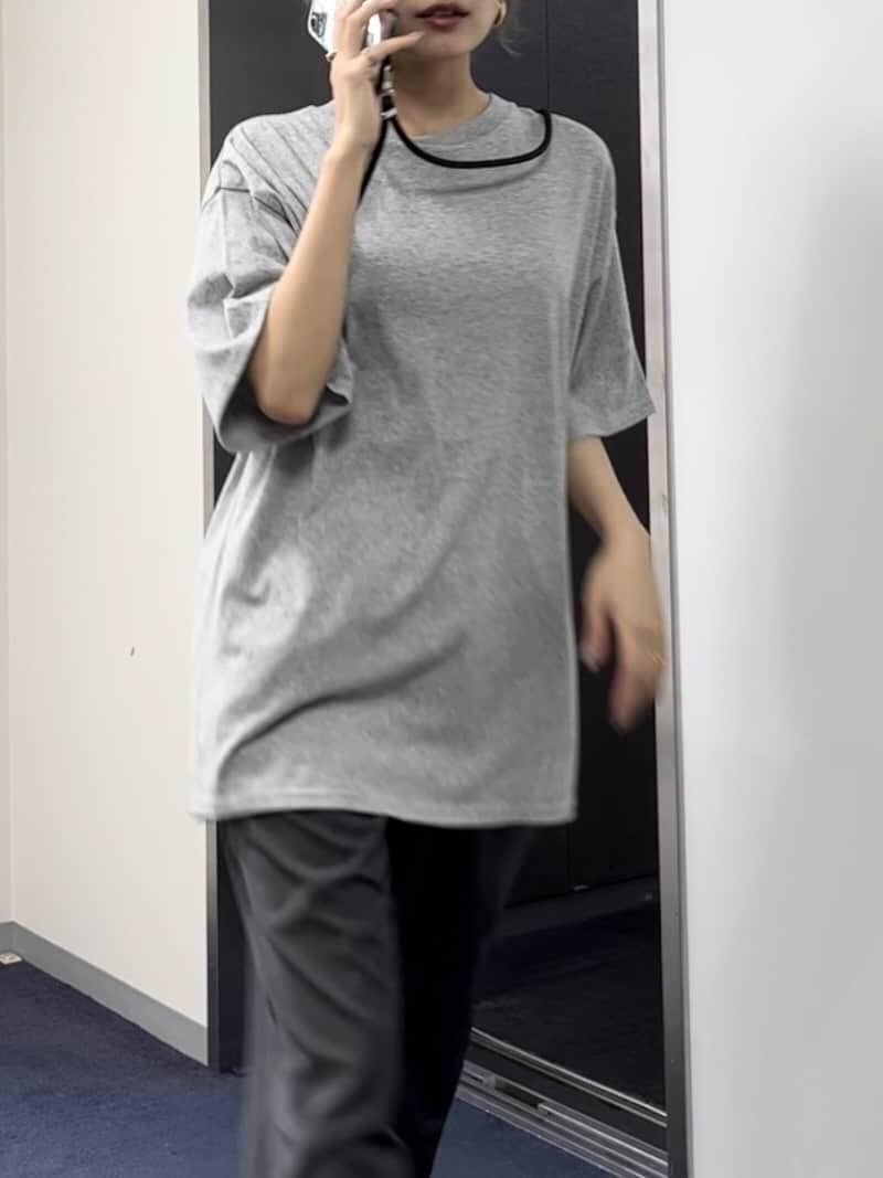 グレー系のその他パンツ、グレー系のTシャツ/カットソーを着用したレディースの夏コーディネートの4枚目の写真