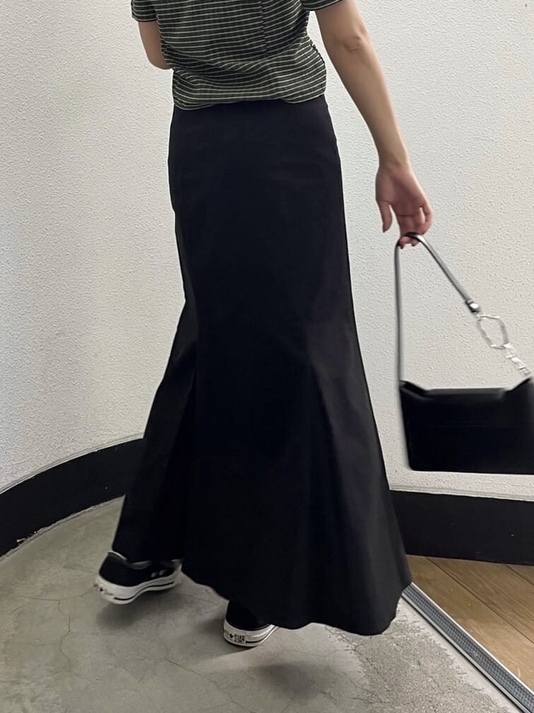 ブラック系のスカート、その他のシャツ/ブラウス、ブラック系のハンドバッグを着用したレディースの春コーディネートの6枚目の写真