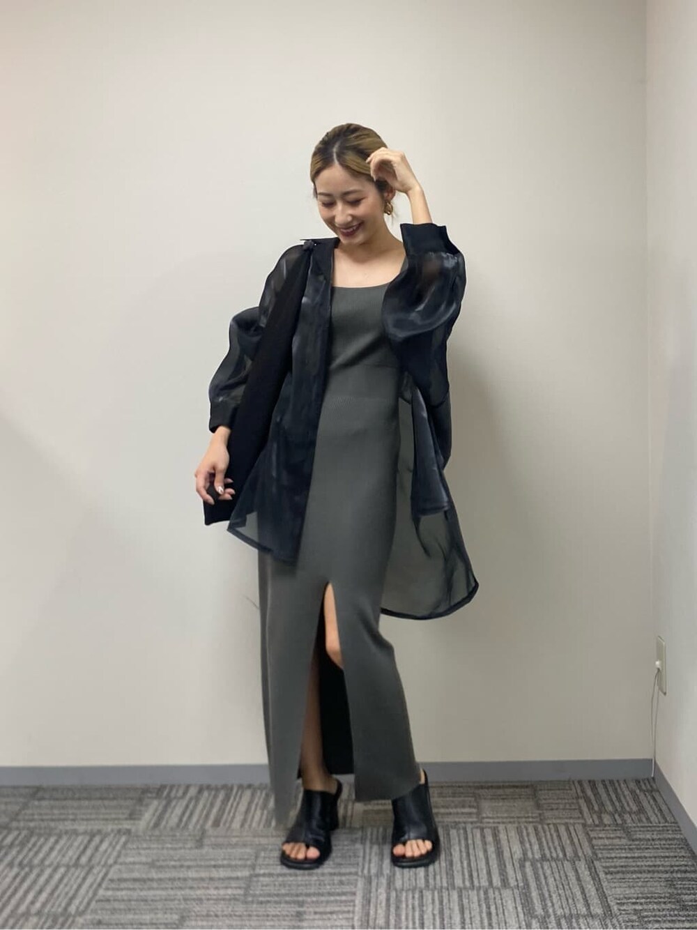 グレー系のワンピース、ブラック系のシャツ/ブラウス、ブラック系のサンダルを着用したレディースの夏コーディネートの2枚目の写真