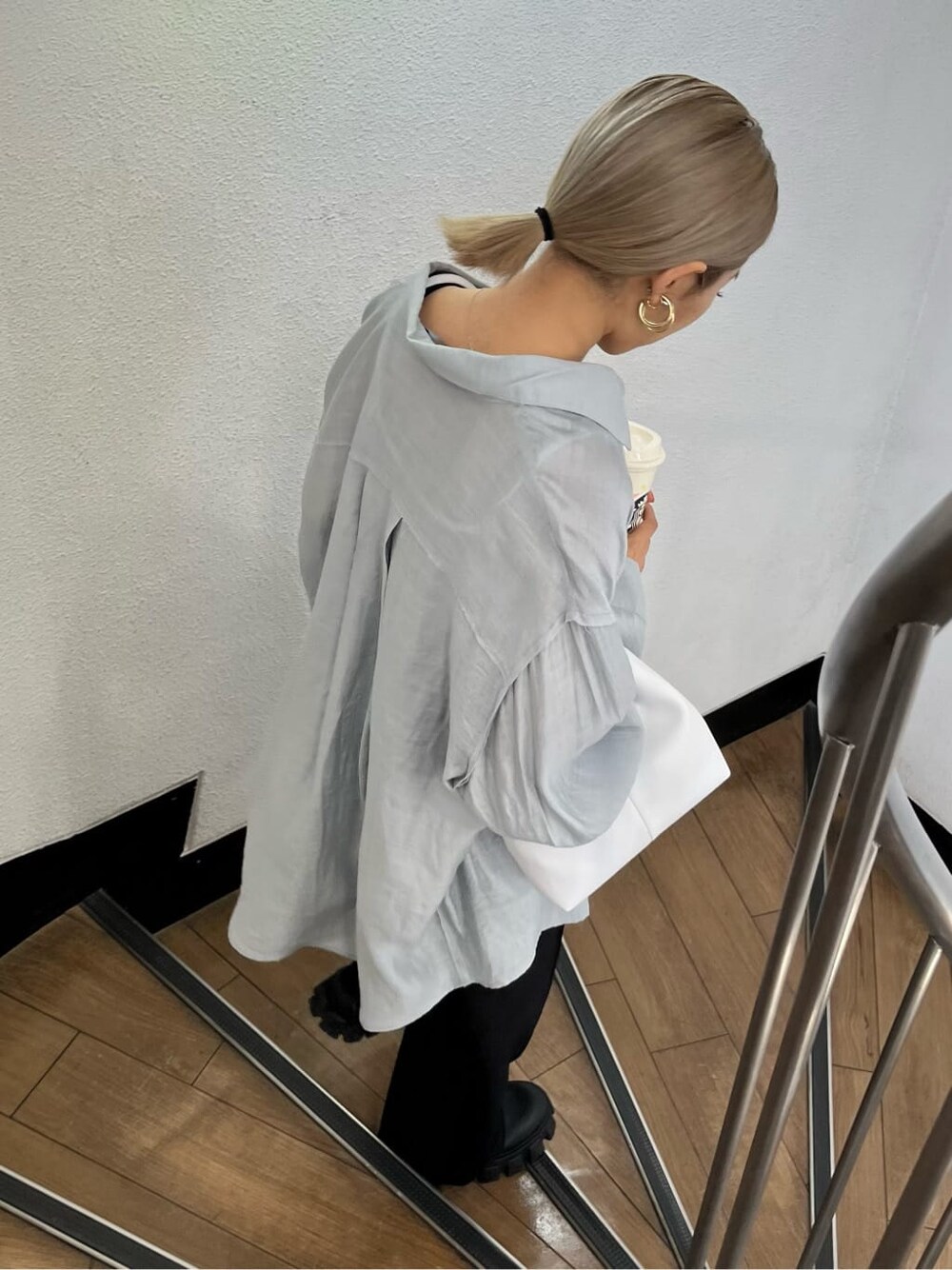 ブラック系のブーツ、ブラック系のその他パンツ、グレー系のシャツ/ブラウスを着用したレディースの春コーディネートの6枚目の写真