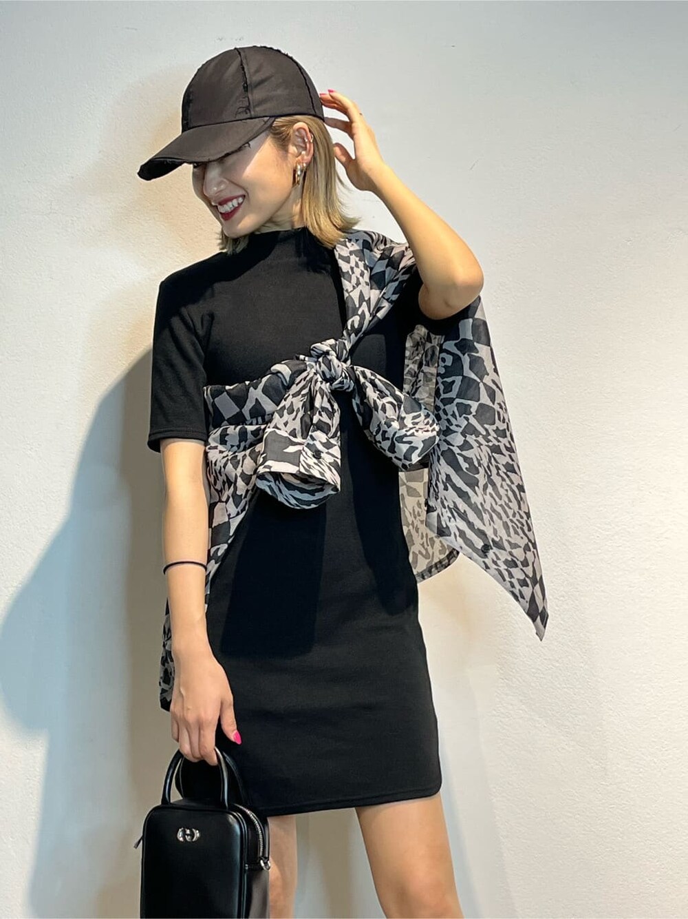 ブラック系のワンピース、ブラック系のサンダル、その他のシャツ/ブラウスを着用したレディースの春コーディネートの7枚目の写真