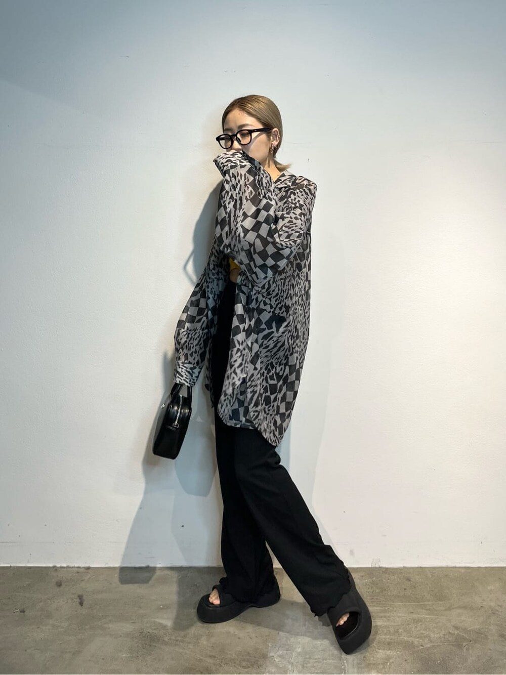 ブラック系のその他パンツ、その他のシャツ/ブラウス、ブラック系のショルダーバッグを着用したレディースの春コーディネートの3枚目の写真