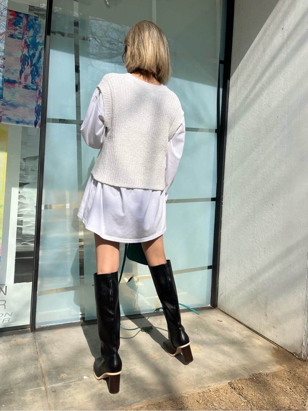 ブラック系のブーツ、ホワイト系のTシャツ/カットソー、ブルー系のショルダーバッグを着用したレディースの春コーディネートの3枚目の写真