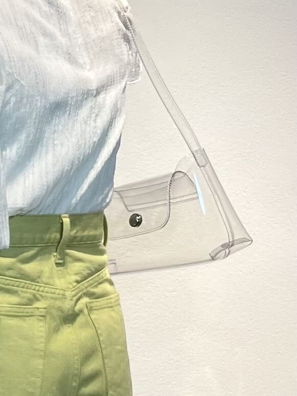 ホワイト系のキャミソール、イエロー系のデニムパンツ、ホワイト系のシャツ/ブラウスを着用したレディースの春コーディネートの7枚目の写真