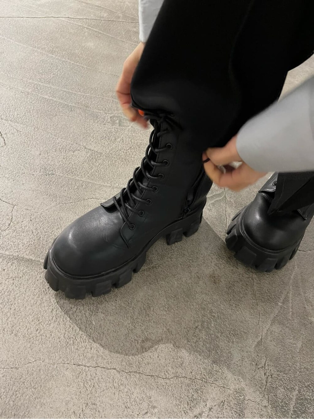 ブラック系のブーツ、ブラック系のスカート、ホワイト系のTシャツ/カットソーを着用したレディースの春コーディネートの9枚目の写真