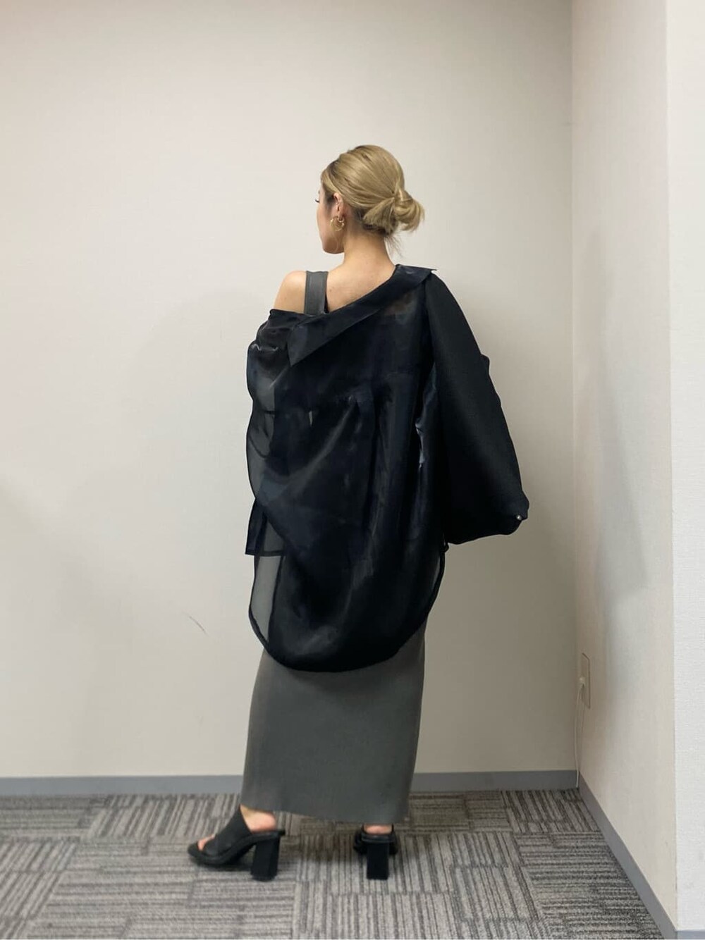 グレー系のワンピース、ブラック系のシャツ/ブラウス、ブラック系のサンダルを着用したレディースの夏コーディネートの4枚目の写真