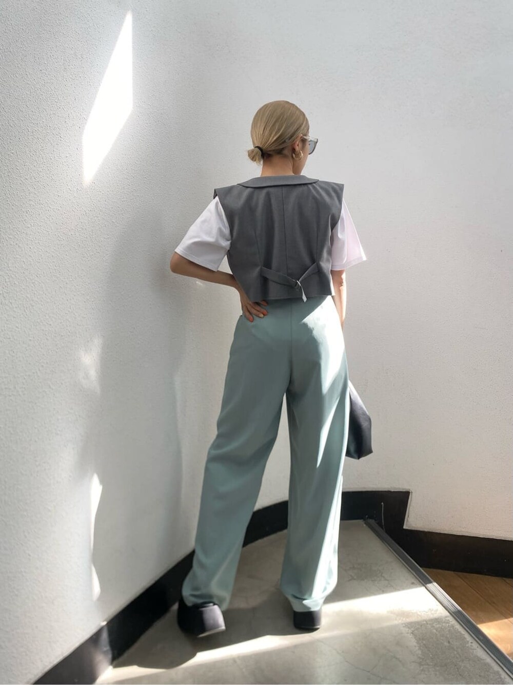 ホワイト系のTシャツ/カットソー、ブラック系のサンダル、グレー系のテーラードジャケットを着用したレディースの春コーディネートの5枚目の写真