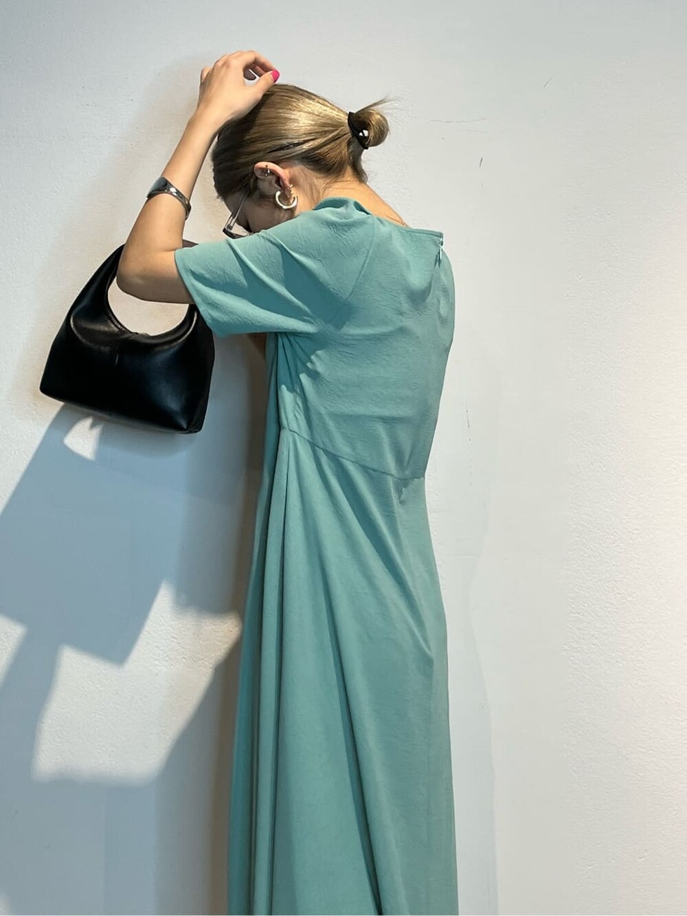 ブルー系のワンピース、ブラック系のハンドバッグを着用したレディースの春コーディネートの5枚目の写真