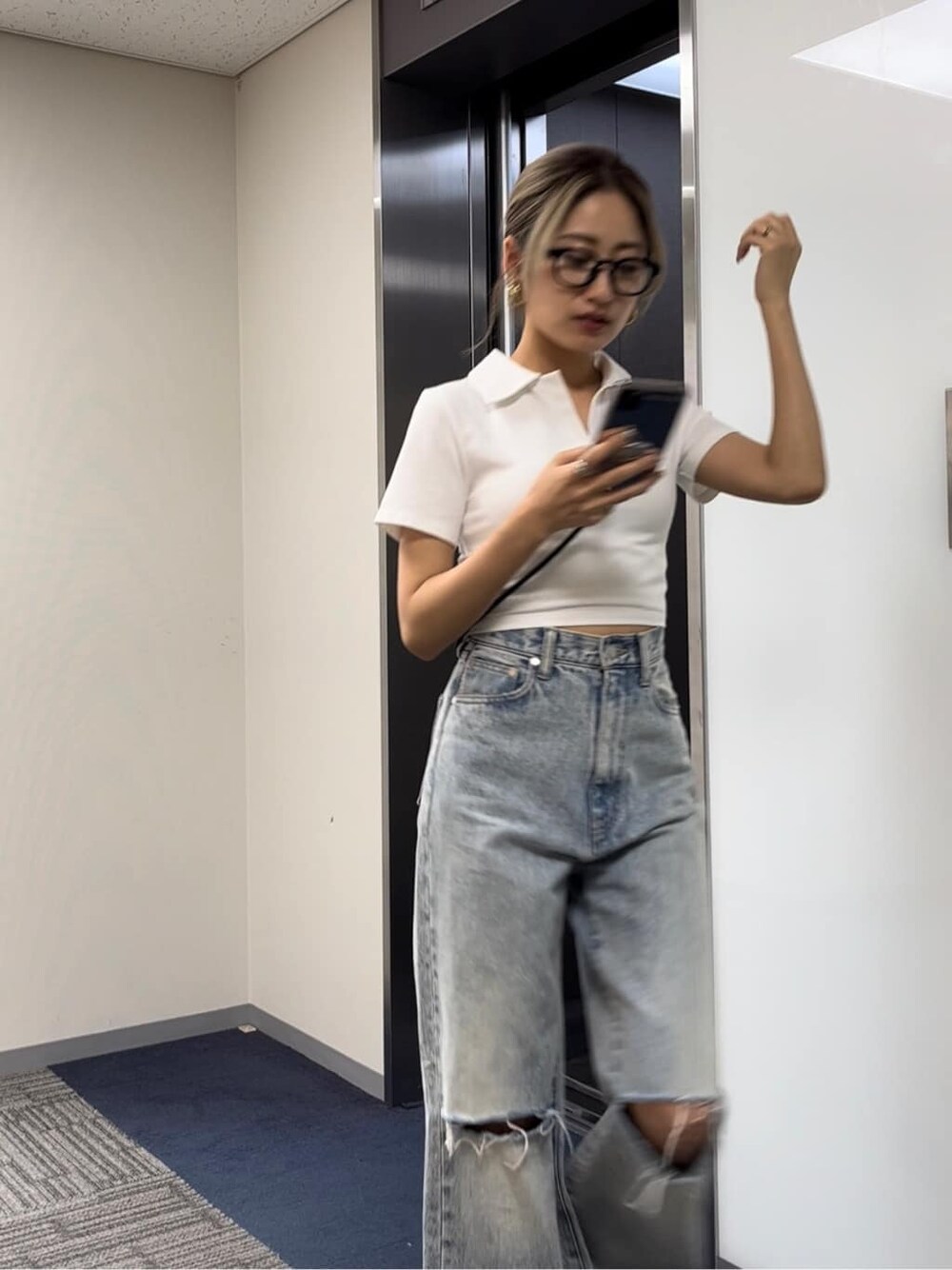 ブルー系のデニムパンツ、ホワイト系のTシャツ/カットソーを着用したレディースの夏コーディネートの3枚目の写真