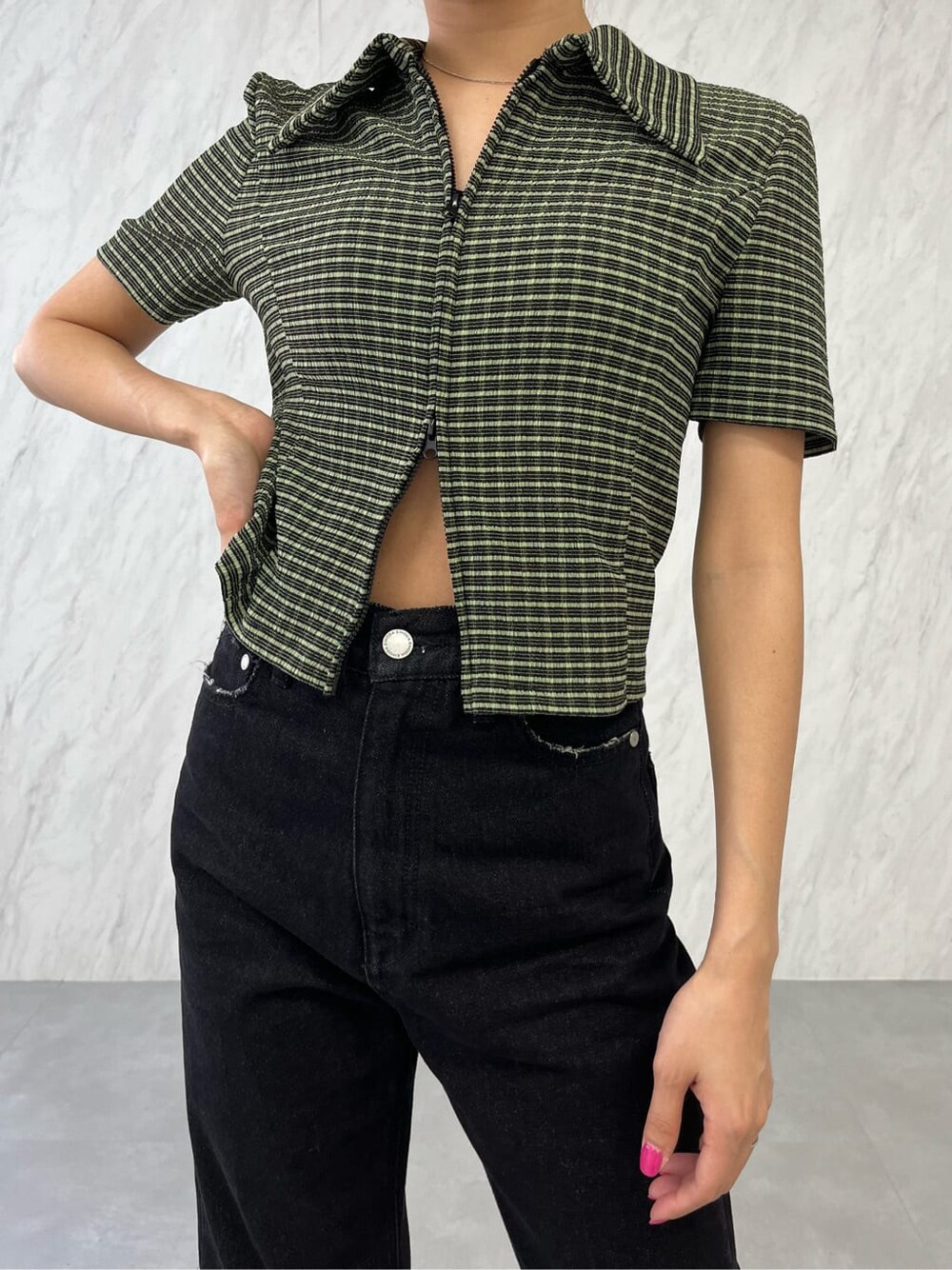 ブラック系のブーツ、ブラック系のデニムパンツ、その他のシャツ/ブラウスを着用したレディースの春コーディネートの4枚目の写真