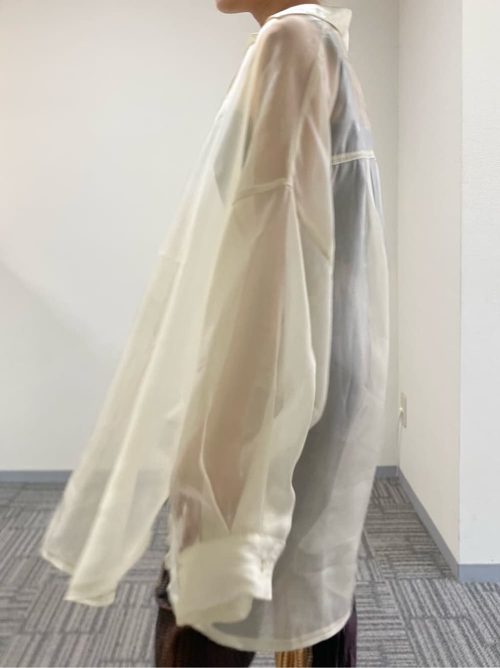 その他のその他パンツ、ホワイト系のシャツ/ブラウス、ブラック系のサンダルを着用したレディースの夏コーディネートの4枚目の写真