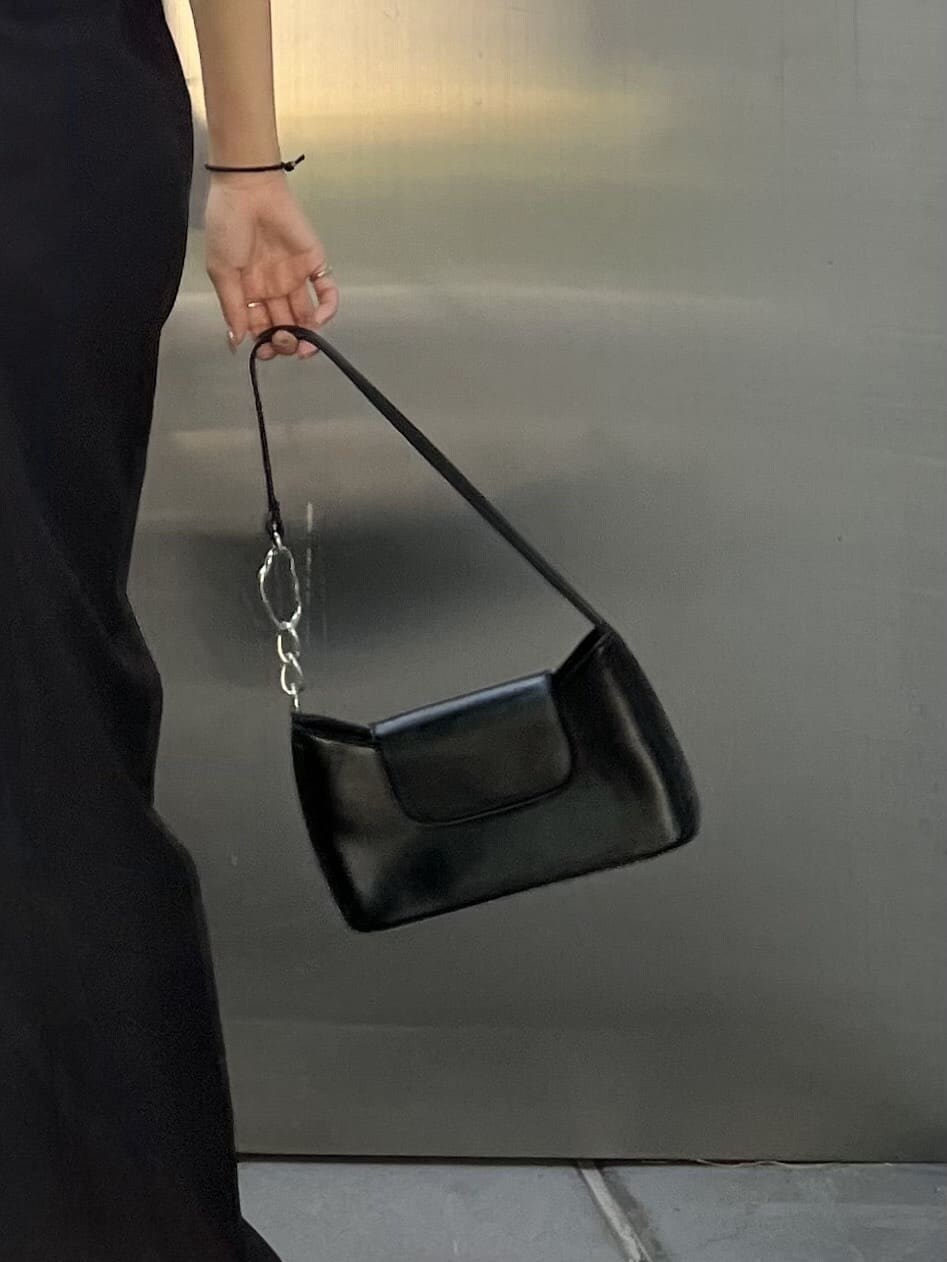 ブラック系のつなぎ/オールインワン、ベージュ系のタンクトップ、ブラック系のハンドバッグを着用したレディースの夏コーディネートの6枚目の写真