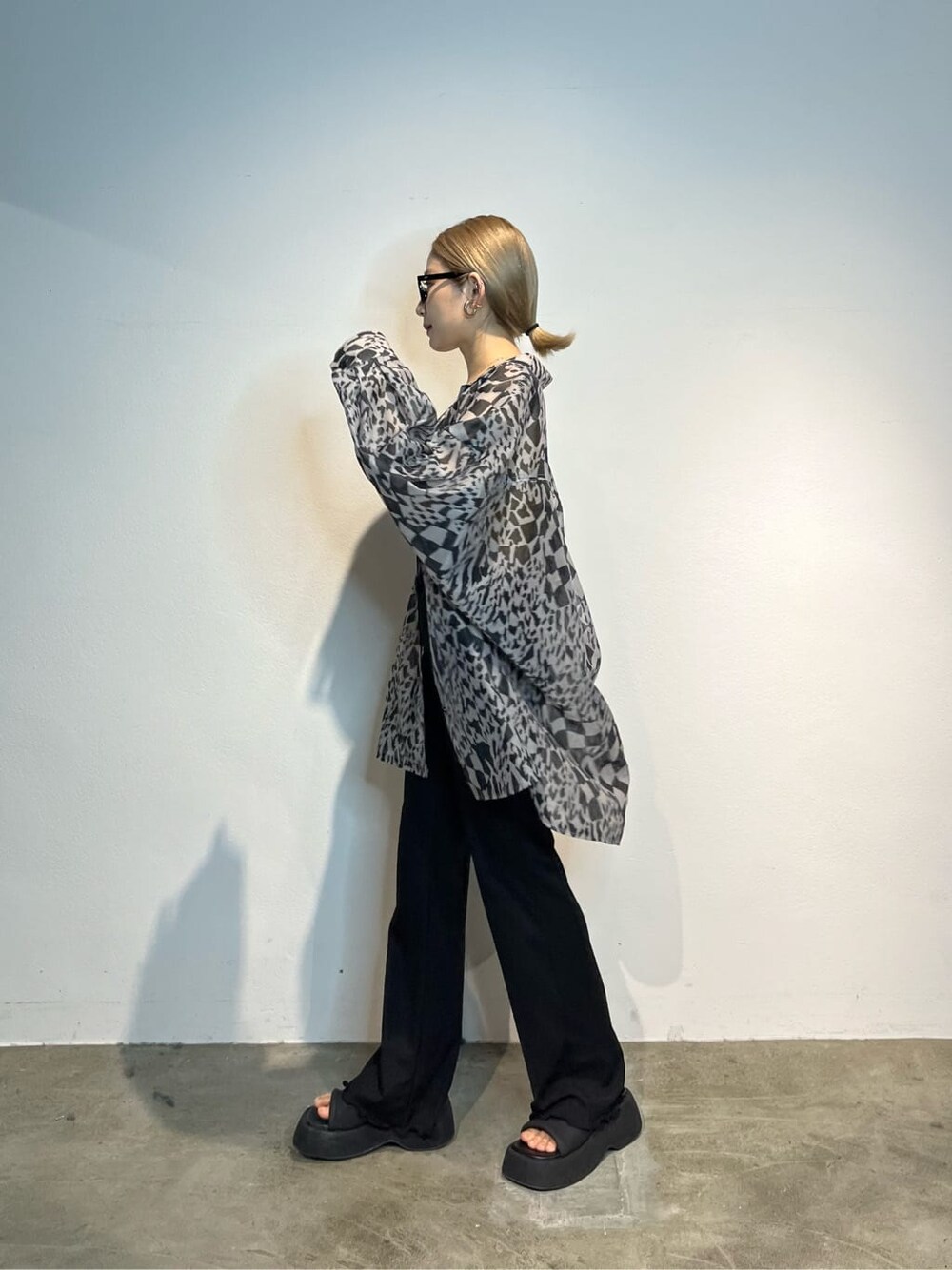 ブラック系のその他パンツ、その他のシャツ/ブラウス、ブラック系のショルダーバッグを着用したレディースの春コーディネートの4枚目の写真