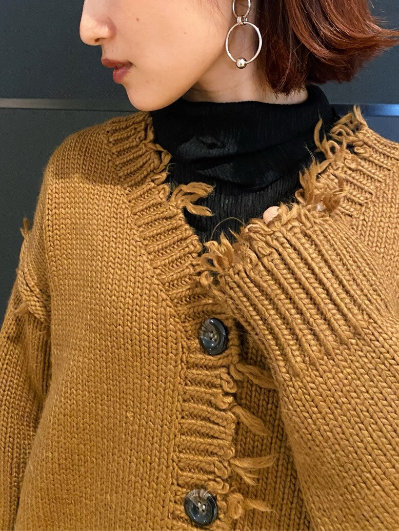 ブラウン系のカーディガン/ボレロを着用したレディースの秋コーディネートの4枚目の写真