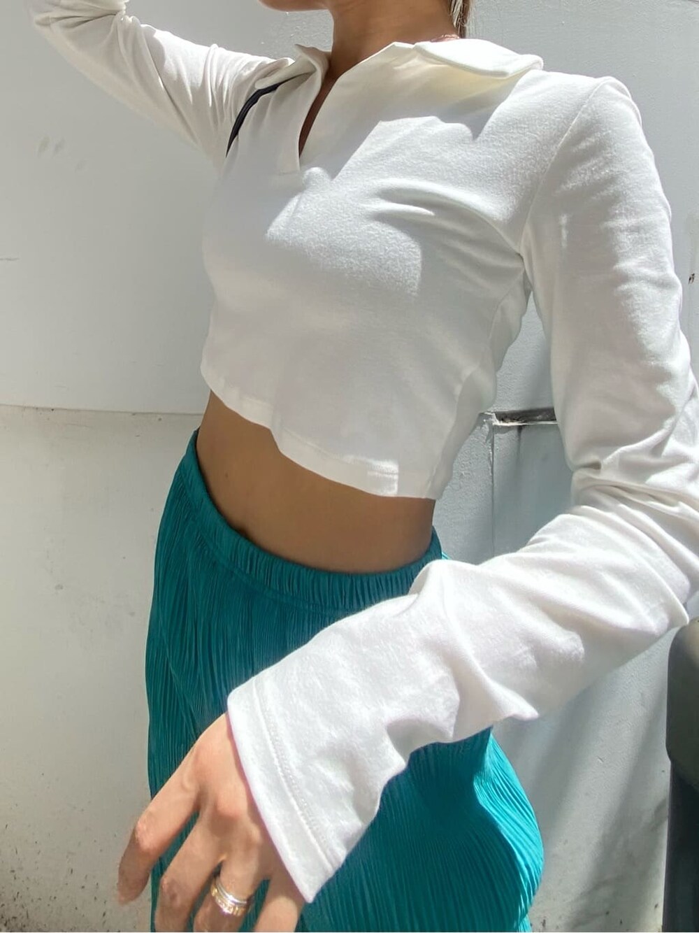 ホワイト系のサンダル、ブラック系のショルダーバッグ、ブルー系のその他パンツを着用したレディースの春コーディネートの6枚目の写真