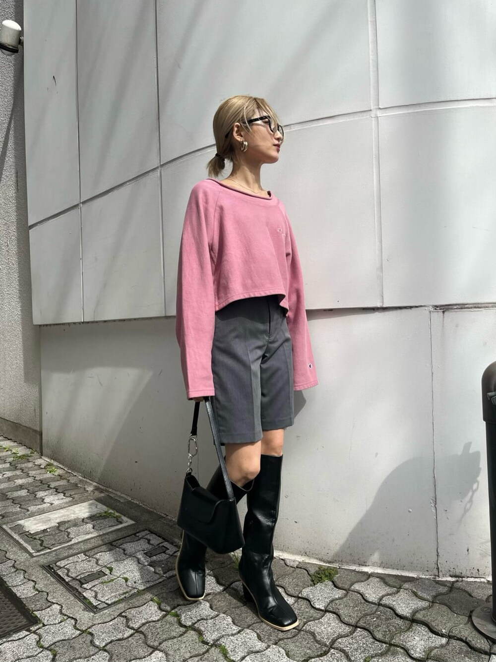 ブラック系のブーツ、グレー系のその他パンツ、ピンク系のTシャツ/カットソーを着用したレディースの春コーディネートの2枚目の写真