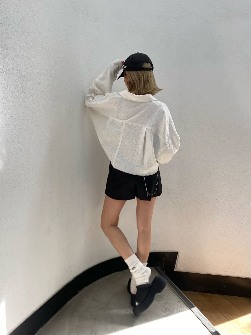 ブラック系のブルゾン、ブルー系のショルダーバッグ、ブラック系のその他パンツを着用したレディースの春コーディネートの3枚目の写真