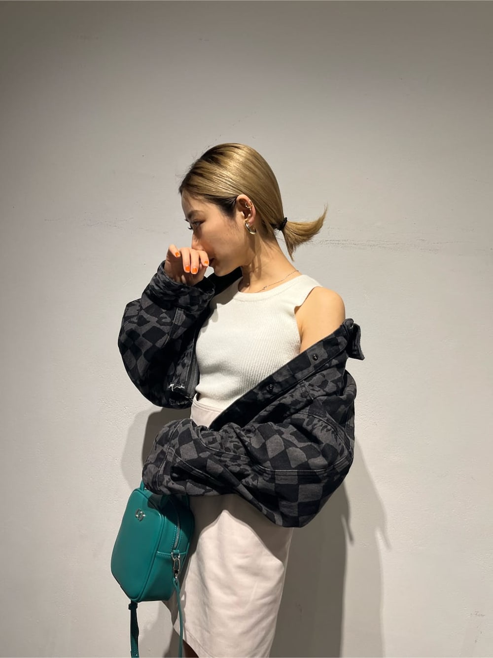 その他のデニムジャケット、ホワイト系のスカート、ブルー系のショルダーバッグを着用したレディースの春コーディネートの5枚目の写真