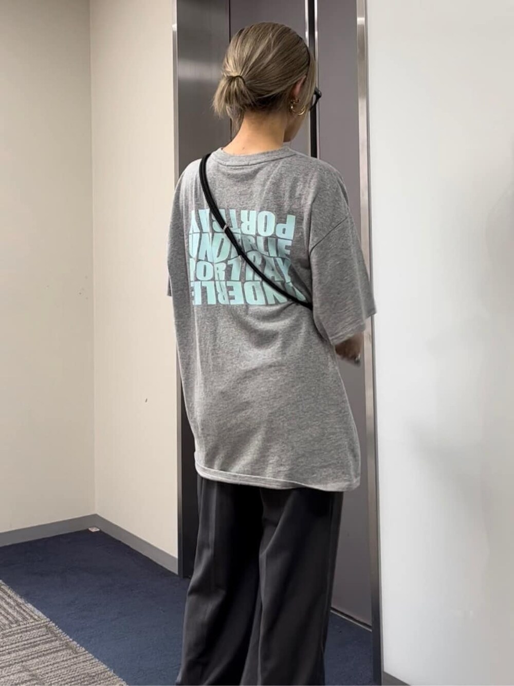 グレー系のその他パンツ、グレー系のTシャツ/カットソーを着用したレディースの夏コーディネートの2枚目の写真