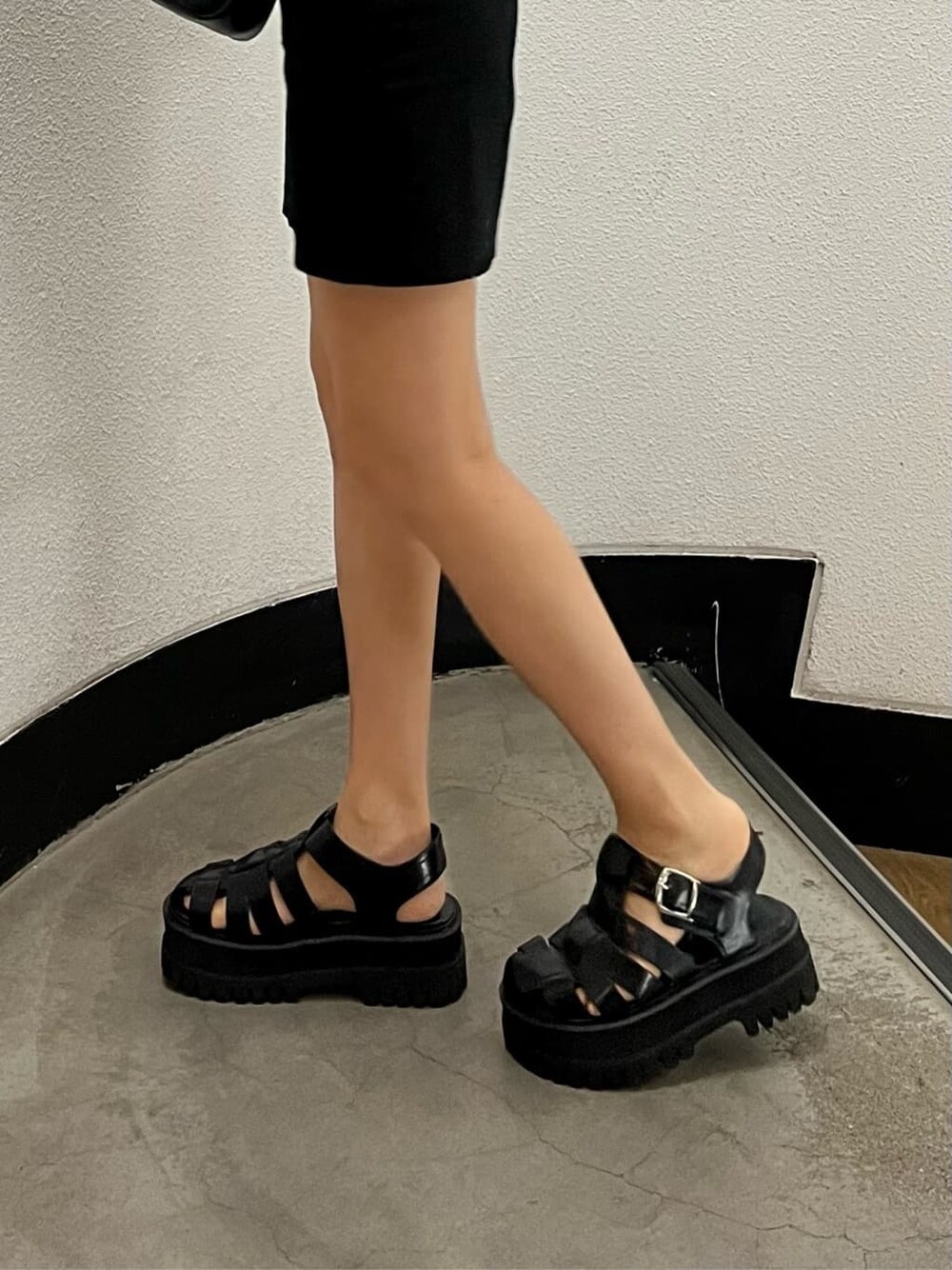 ブラック系のシャツ/ブラウス、ブラック系のショルダーバッグ、グリーン系のタンクトップを着用したレディースの春コーディネートの6枚目の写真