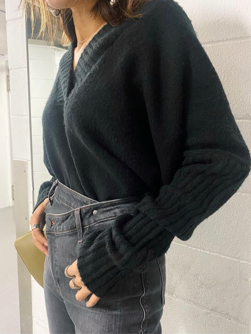 ブラック系のイヤリングを着用したレディースの秋コーディネートの5枚目の写真