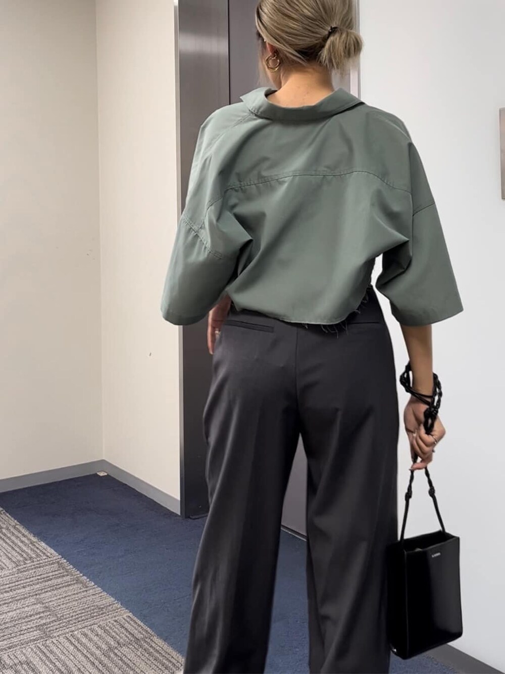 ブルー系のシャツ/ブラウス、グレー系のその他パンツを着用したレディースの夏コーディネートの5枚目の写真