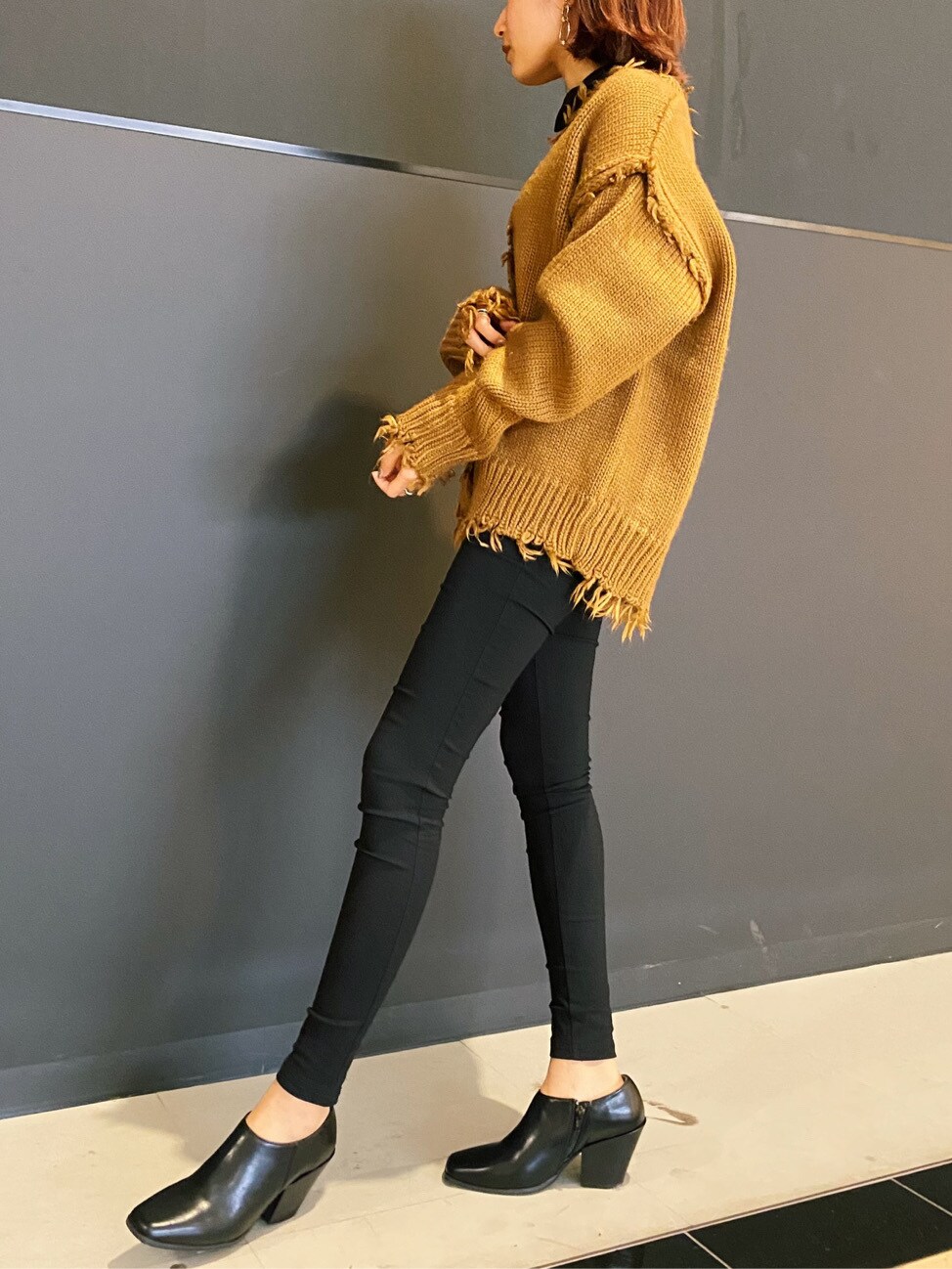 ブラウン系のカーディガン/ボレロを着用したレディースの秋コーディネートの2枚目の写真