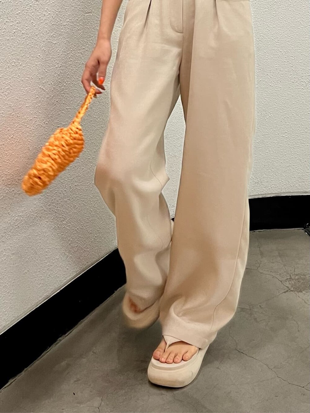 ホワイト系のサンダル、ホワイト系のTシャツ/カットソー、オレンジ系のハンドバッグを着用したレディースの夏コーディネートの5枚目の写真