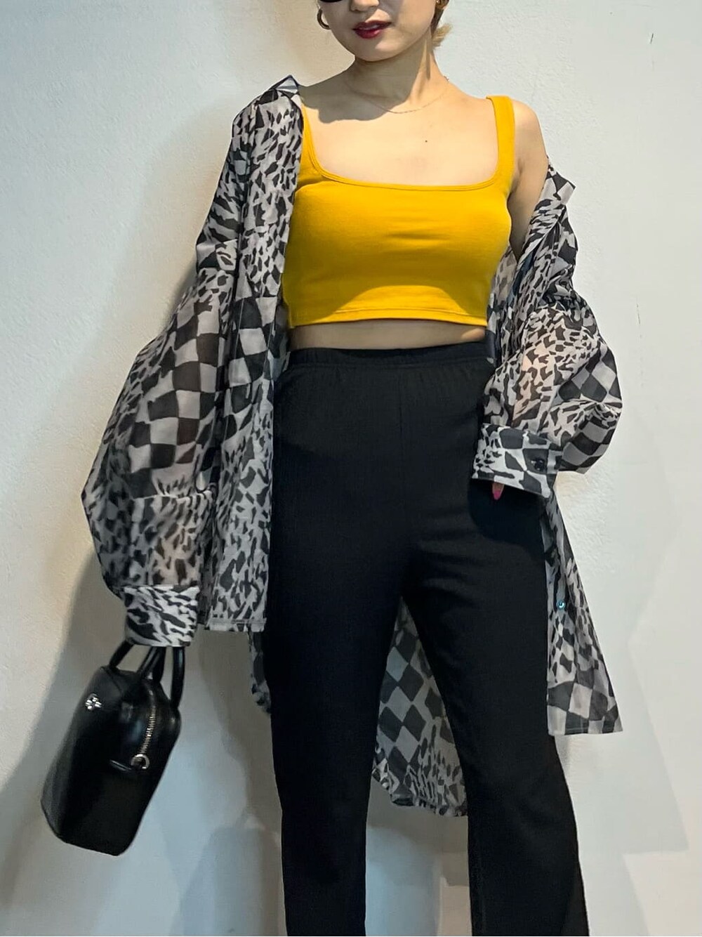 ブラック系のその他パンツ、その他のシャツ/ブラウス、ブラック系のショルダーバッグを着用したレディースの春コーディネートの6枚目の写真