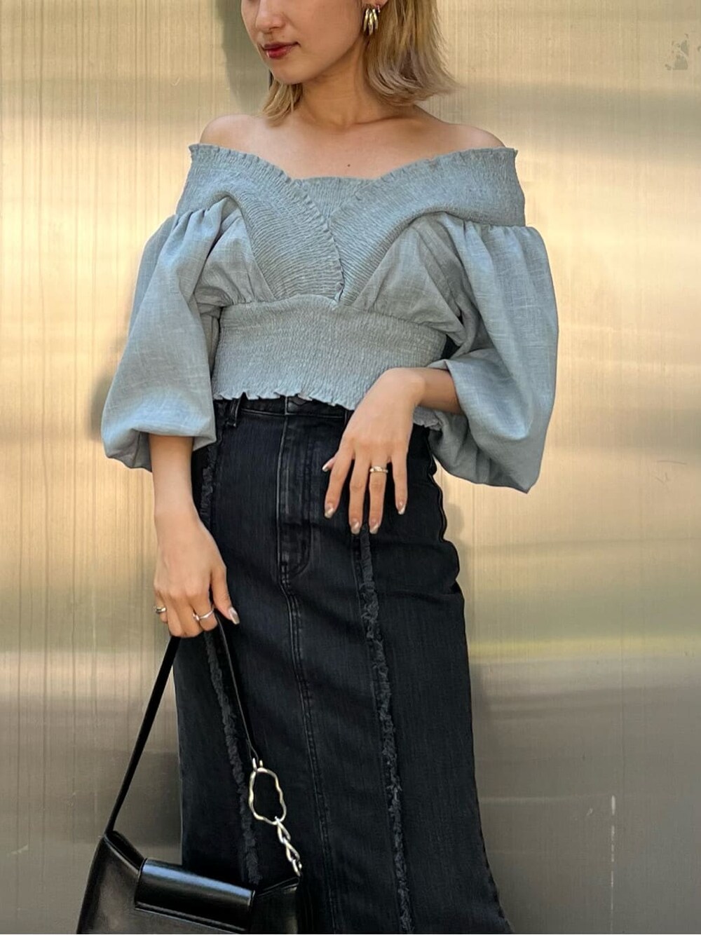 ブラック系のハンドバッグ、ブルー系のスカート、ブルー系のシャツ/ブラウスを着用したレディースの夏コーディネートの7枚目の写真