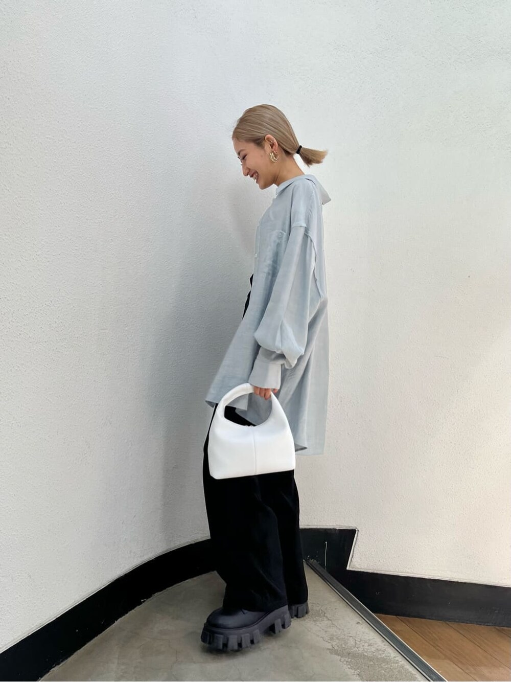 ブラック系のブーツ、ブラック系のその他パンツ、グレー系のシャツ/ブラウスを着用したレディースの春コーディネートの3枚目の写真