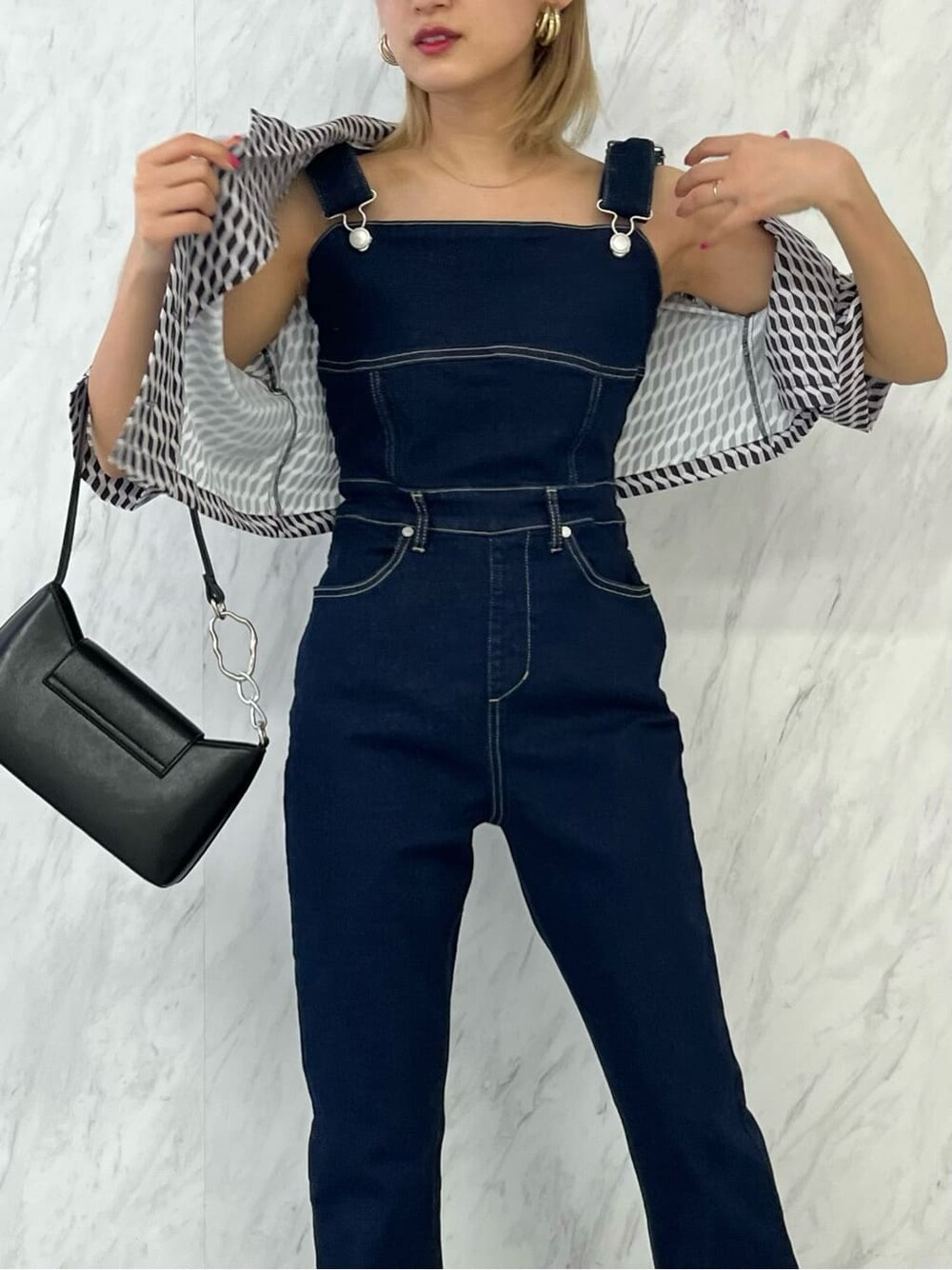 ブルー系のサロペット/オーバーオール、その他のシャツ/ブラウス、ホワイト系のサンダルを着用したレディースの春コーディネートの6枚目の写真