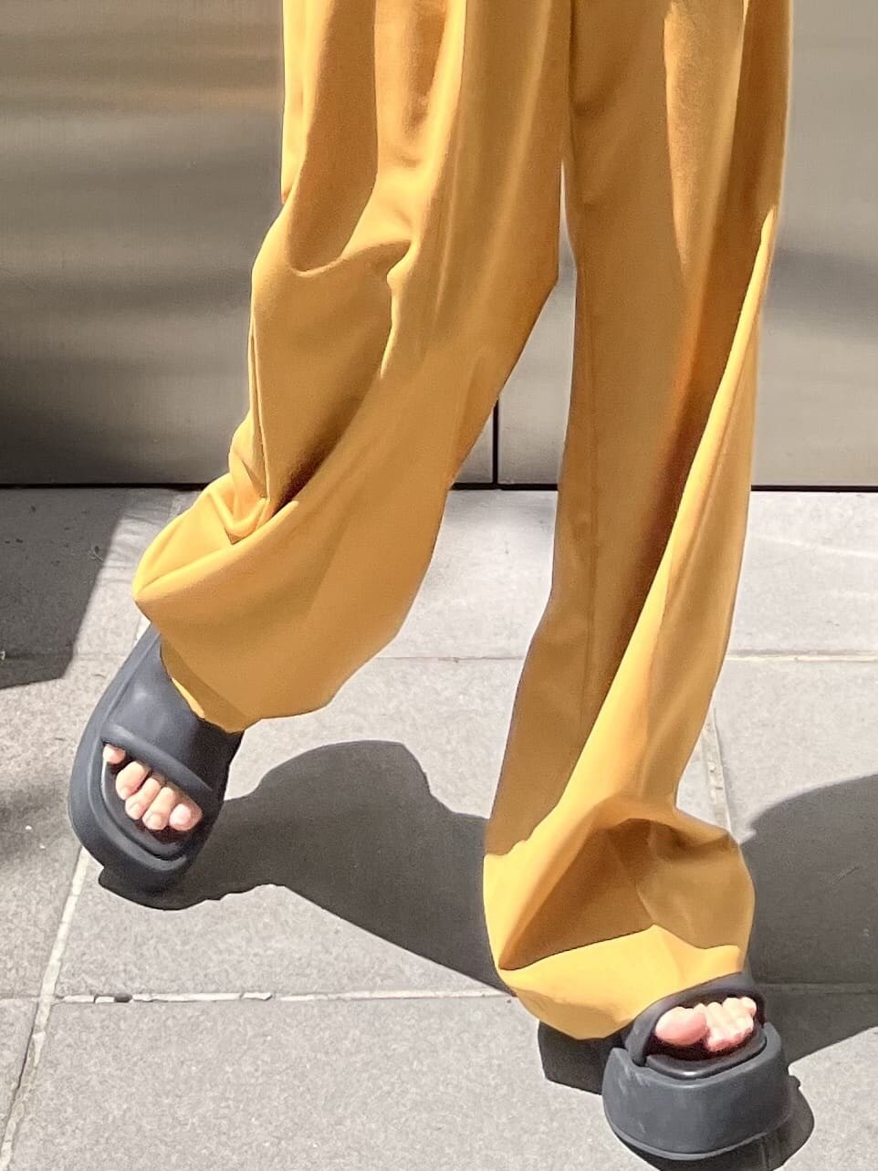 ブラック系のキャミソール、イエロー系のその他パンツ、ブラック系のベストを着用したレディースの春コーディネートの7枚目の写真