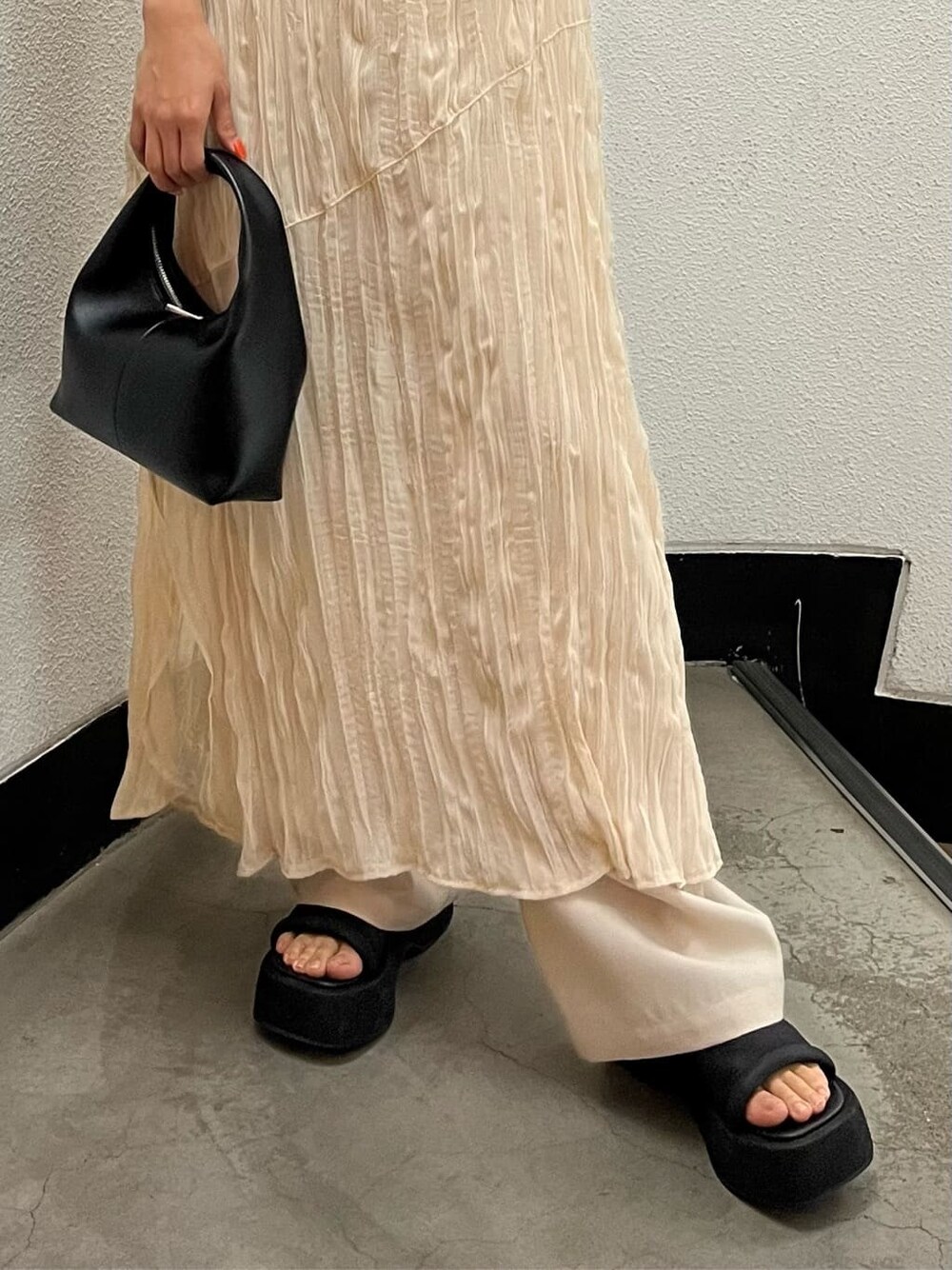 ホワイト系のTシャツ/カットソー、ブラック系のサンダル、ホワイト系のワンピースを着用したレディースの夏コーディネートの5枚目の写真