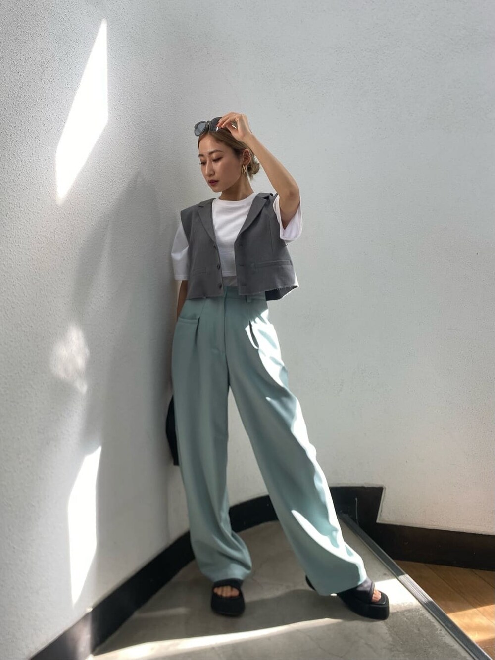 ホワイト系のTシャツ/カットソー、ブラック系のサンダル、グレー系のテーラードジャケットを着用したレディースの春コーディネートの2枚目の写真