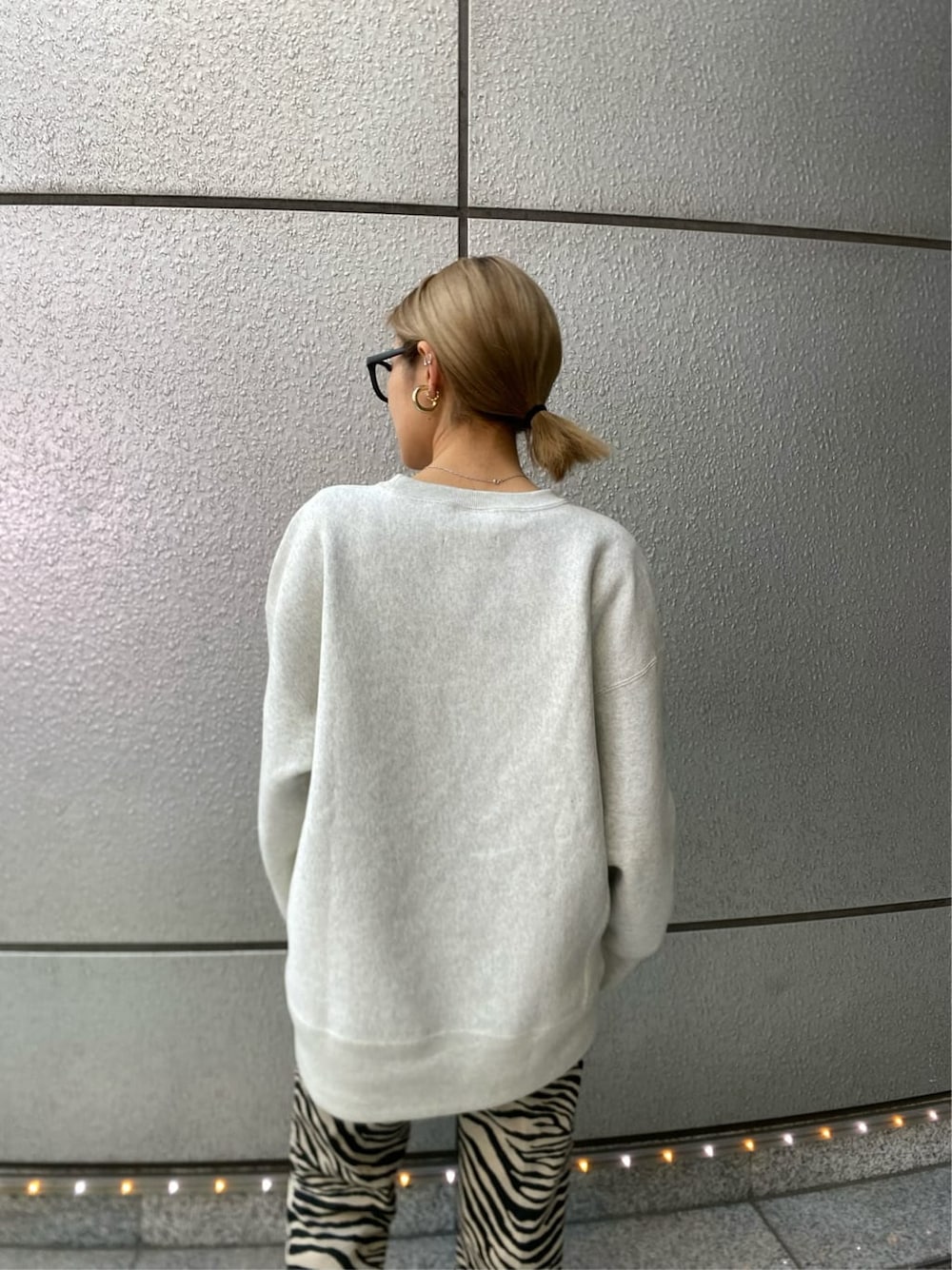 グレー系のスウェット、その他のその他パンツ、ブラック系のブーツを着用したレディースの冬コーディネートの6枚目の写真