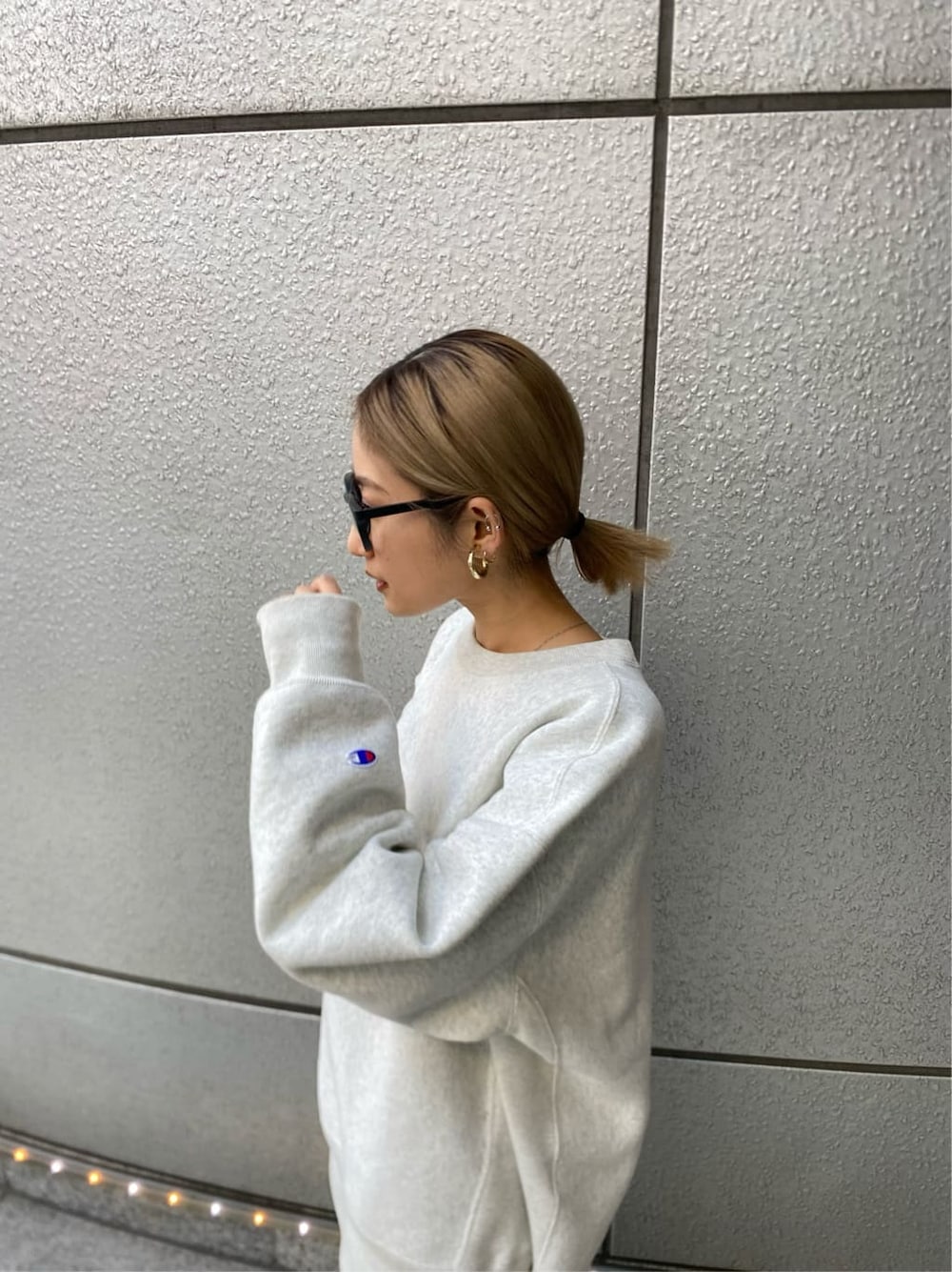 グレー系のスウェット、その他のその他パンツ、ブラック系のブーツを着用したレディースの冬コーディネートの4枚目の写真