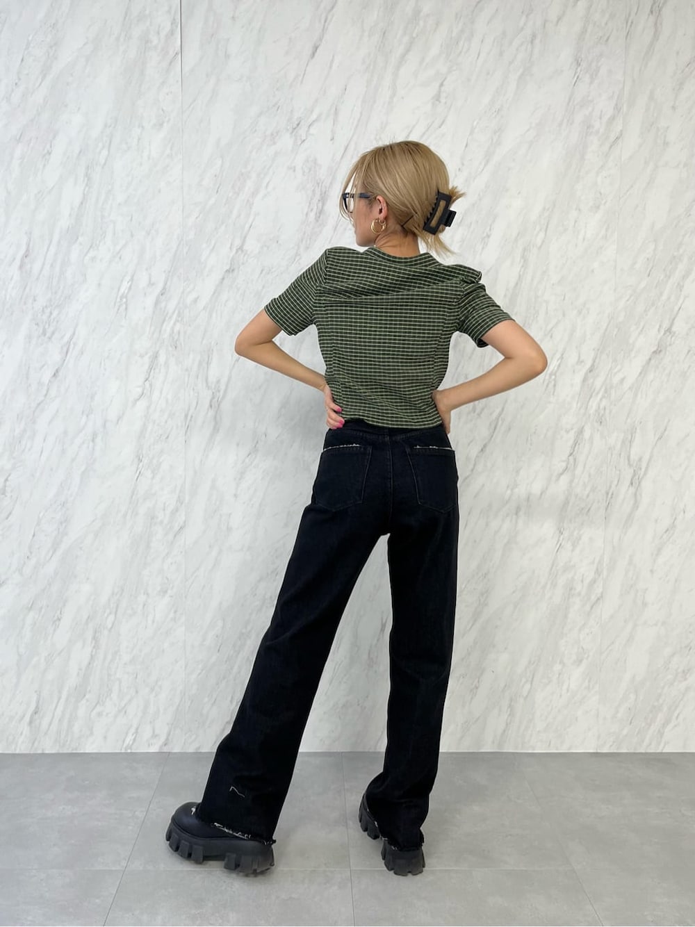 ブラック系のブーツ、ブラック系のデニムパンツ、その他のシャツ/ブラウスを着用したレディースの春コーディネートの3枚目の写真