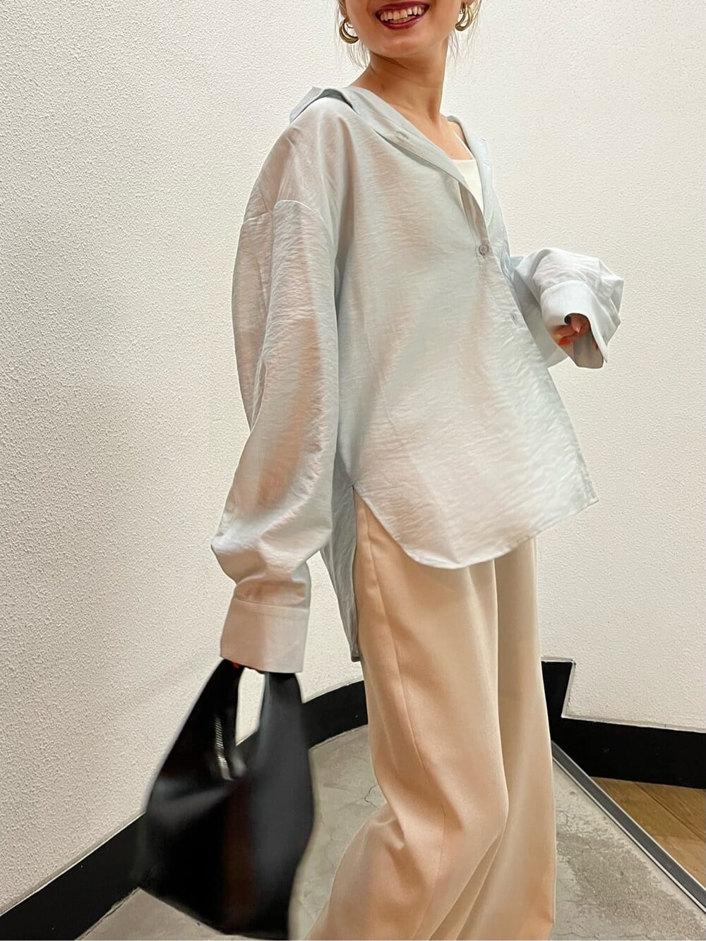 グレー系のシャツ/ブラウス、ブラック系のキャミソール、ホワイト系のサンダルを着用したレディースの春コーディネートの4枚目の写真