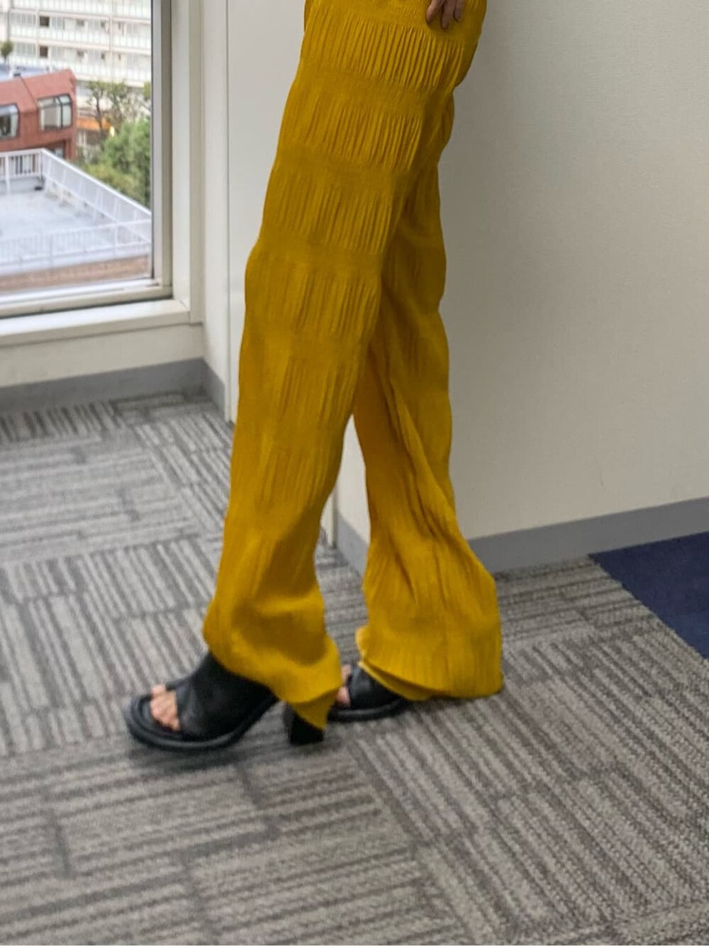 イエロー系のその他パンツ、ブラック系のサンダル、ブラック系のタンクトップを着用したレディースの春コーディネートの7枚目の写真