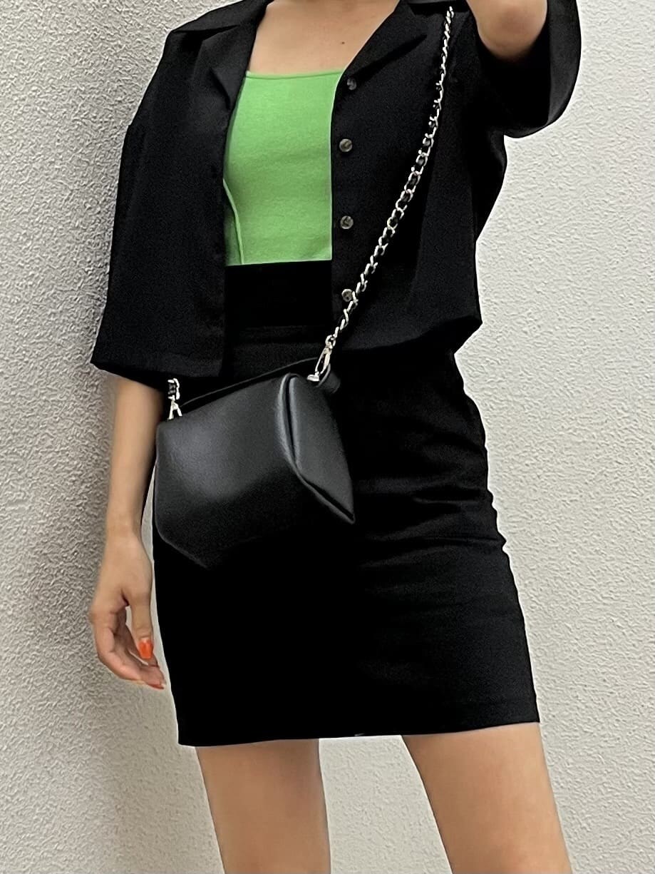 ブラック系のシャツ/ブラウス、ブラック系のショルダーバッグ、グリーン系のタンクトップを着用したレディースの春コーディネートの5枚目の写真