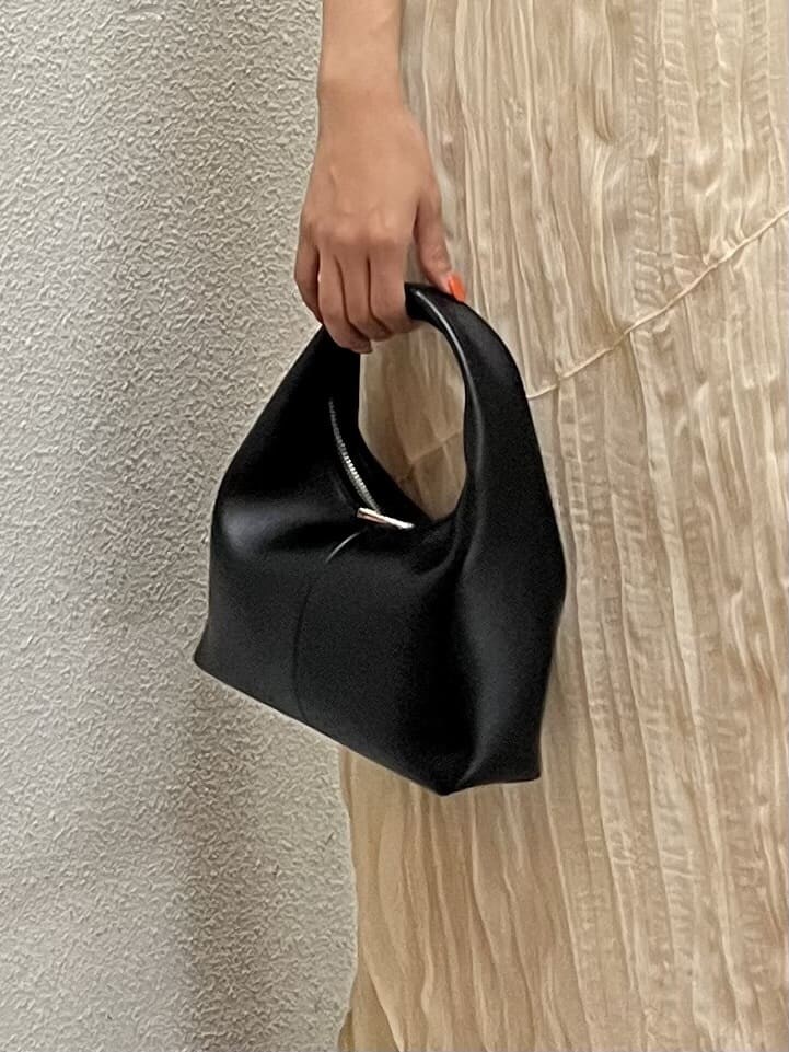 ホワイト系のTシャツ/カットソー、ブラック系のサンダル、ホワイト系のワンピースを着用したレディースの夏コーディネートの6枚目の写真