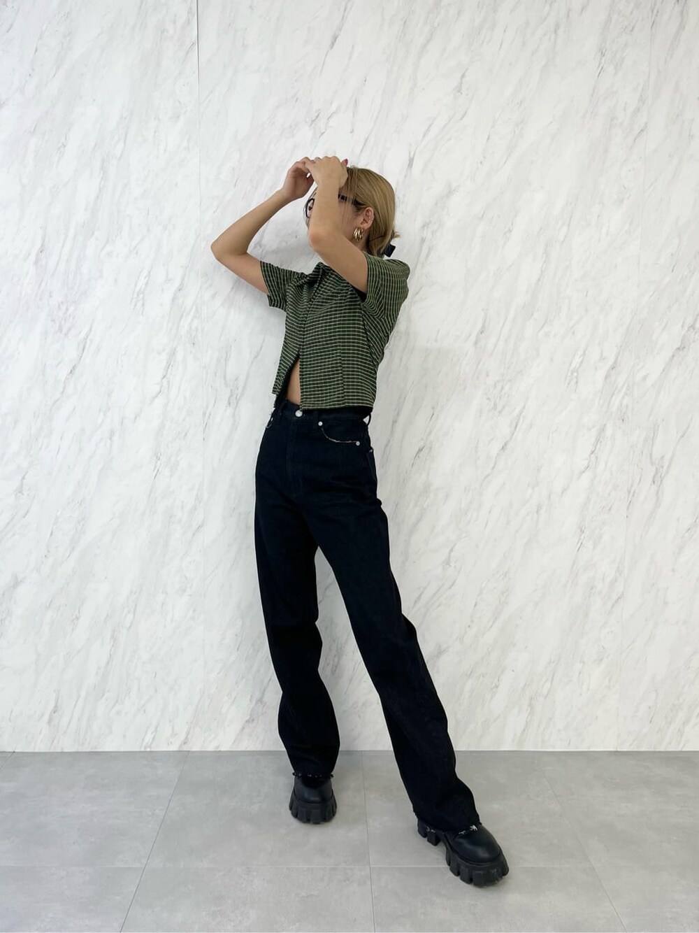 ブラック系のブーツ、ブラック系のデニムパンツ、その他のシャツ/ブラウスを着用したレディースの春コーディネートの2枚目の写真