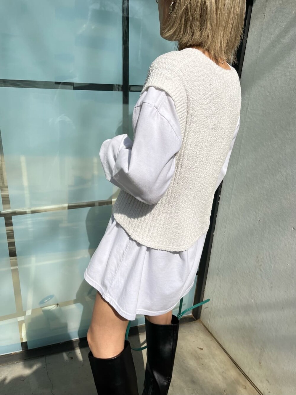 ブラック系のブーツ、ホワイト系のTシャツ/カットソー、ブルー系のショルダーバッグを着用したレディースの春コーディネートの4枚目の写真