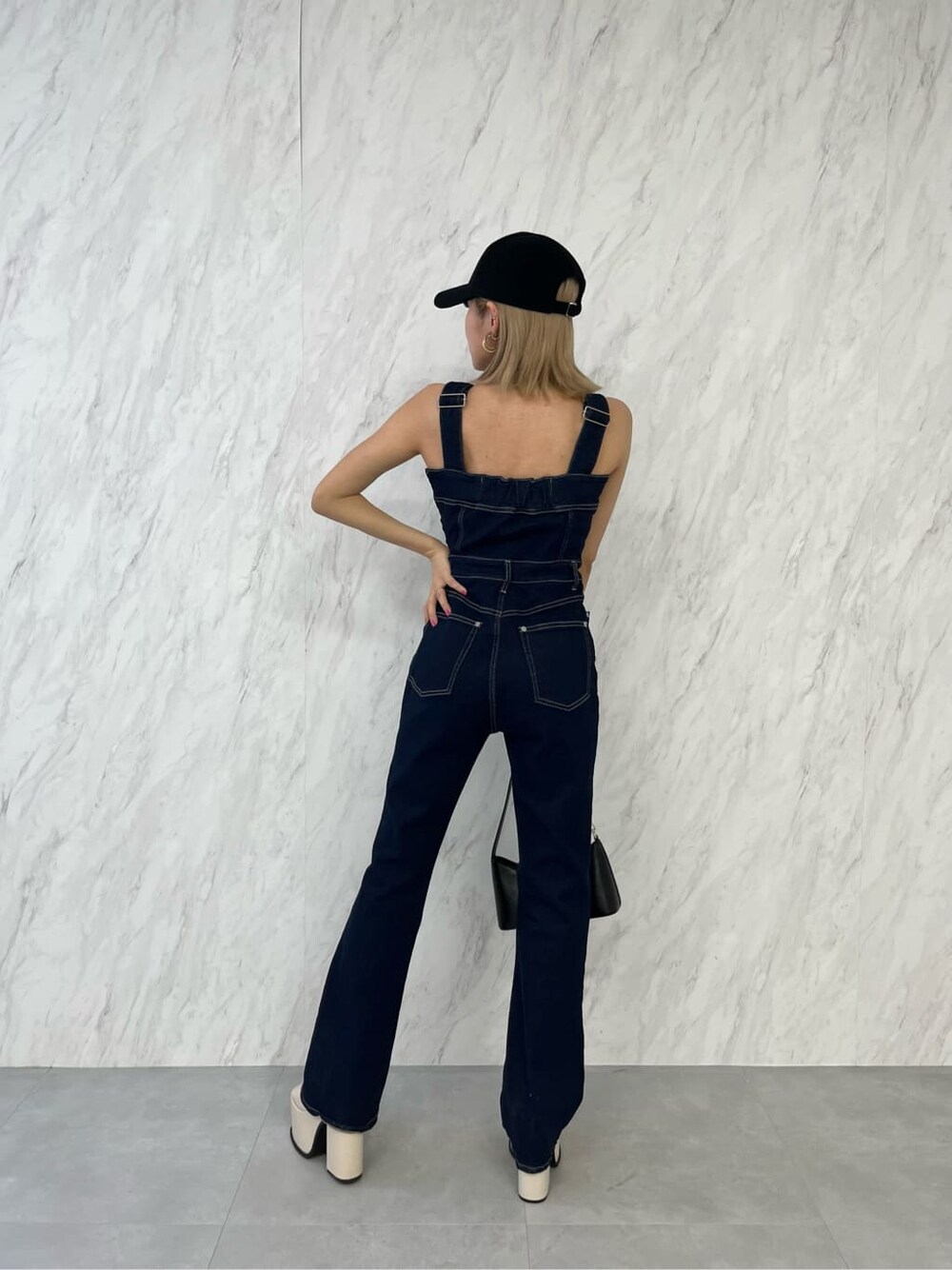 ブルー系のサロペット/オーバーオール、その他のシャツ/ブラウス、ホワイト系のサンダルを着用したレディースの春コーディネートの5枚目の写真