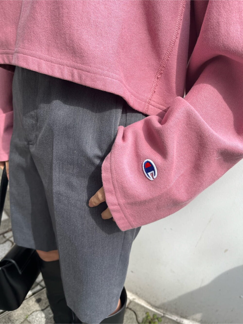 ブラック系のブーツ、グレー系のその他パンツ、ピンク系のTシャツ/カットソーを着用したレディースの春コーディネートの7枚目の写真