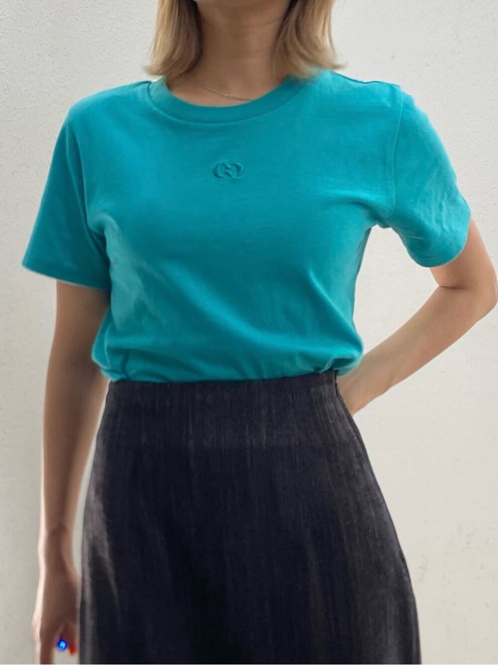 ブラック系のサンダル、ブラック系のスカート、ブルー系のTシャツ/カットソーを着用したレディースの春コーディネートの5枚目の写真