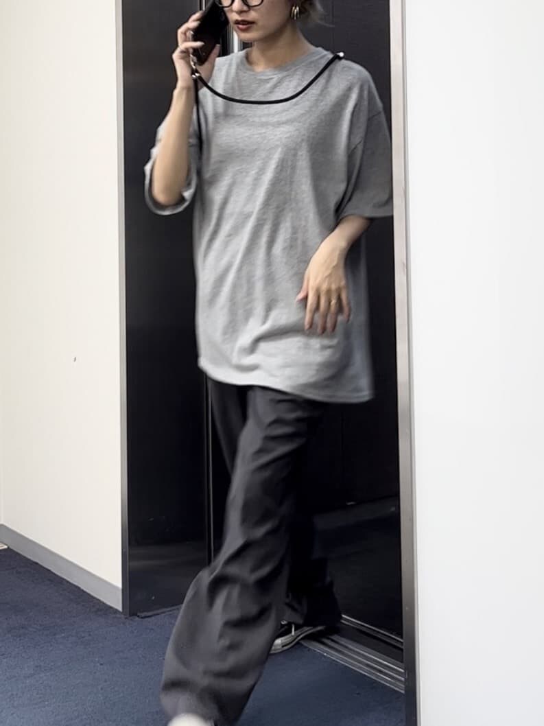 グレー系のその他パンツ、グレー系のTシャツ/カットソーを着用したレディースの夏コーディネートの3枚目の写真