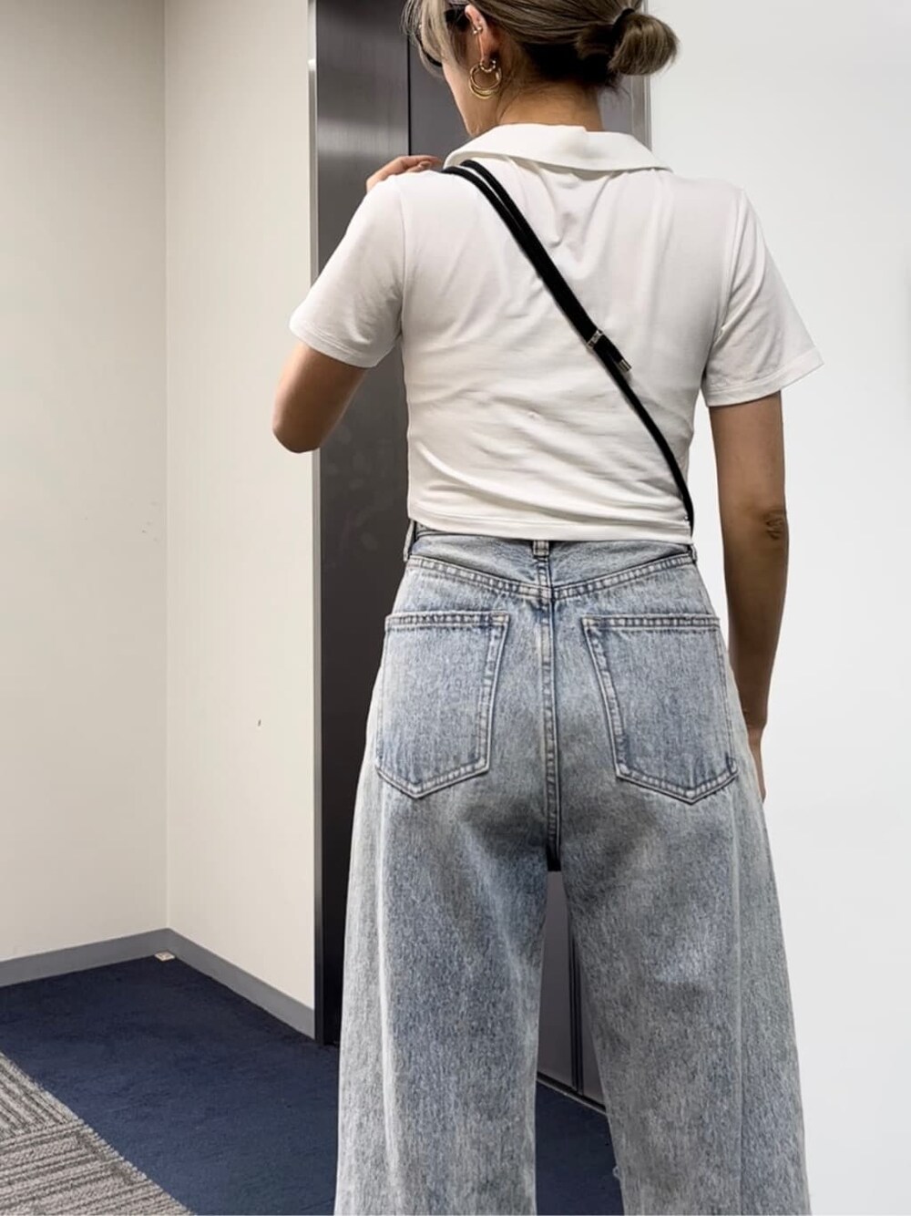 ブルー系のデニムパンツ、ホワイト系のTシャツ/カットソーを着用したレディースの夏コーディネートの6枚目の写真